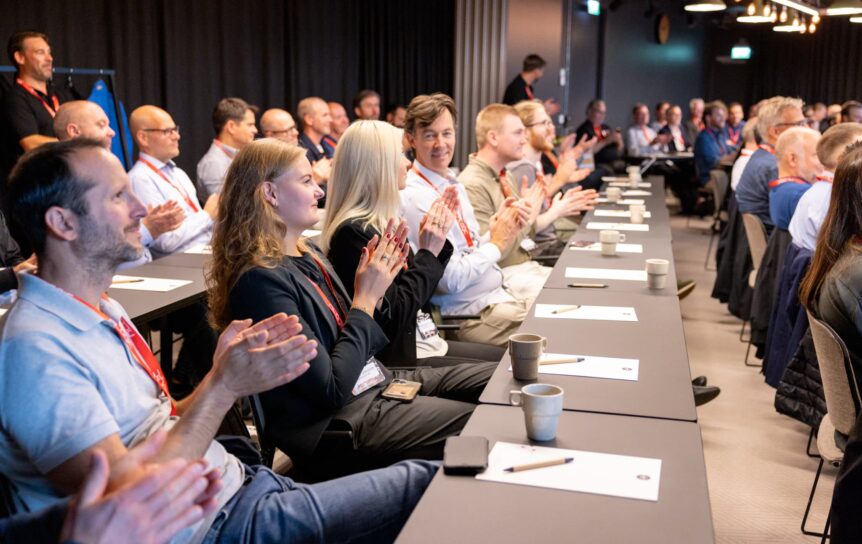 Mennesker som klapper på NONOG-5-konferanse.